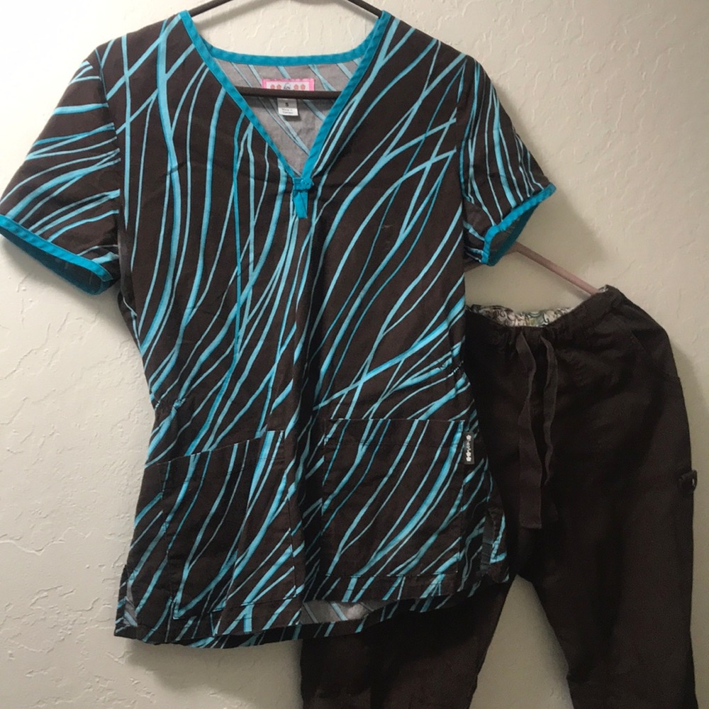Top and bottom scrubs
